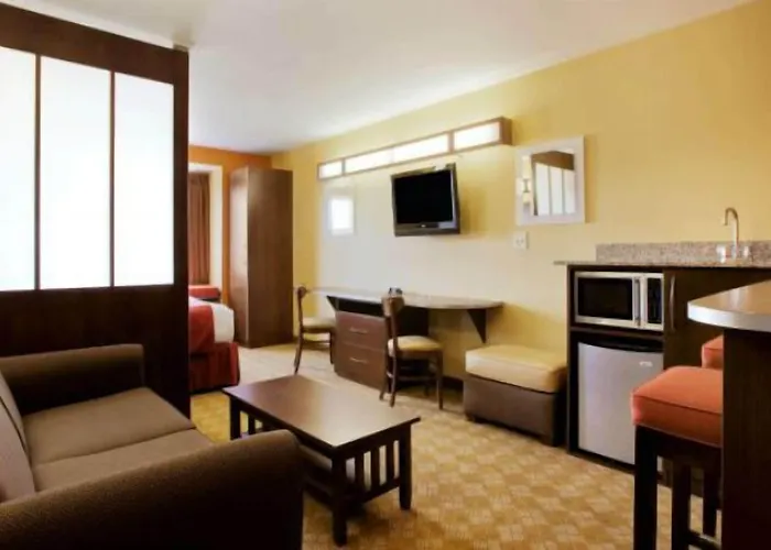 Hotel Microtel And By Wyndham